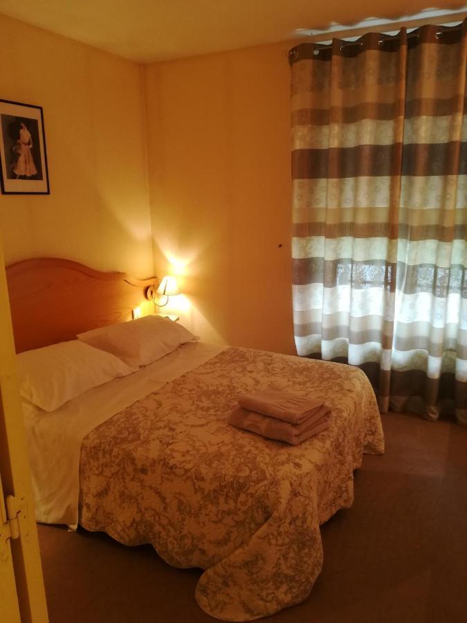 Hotel De La Place Liffol-le-Grand Екстериор снимка